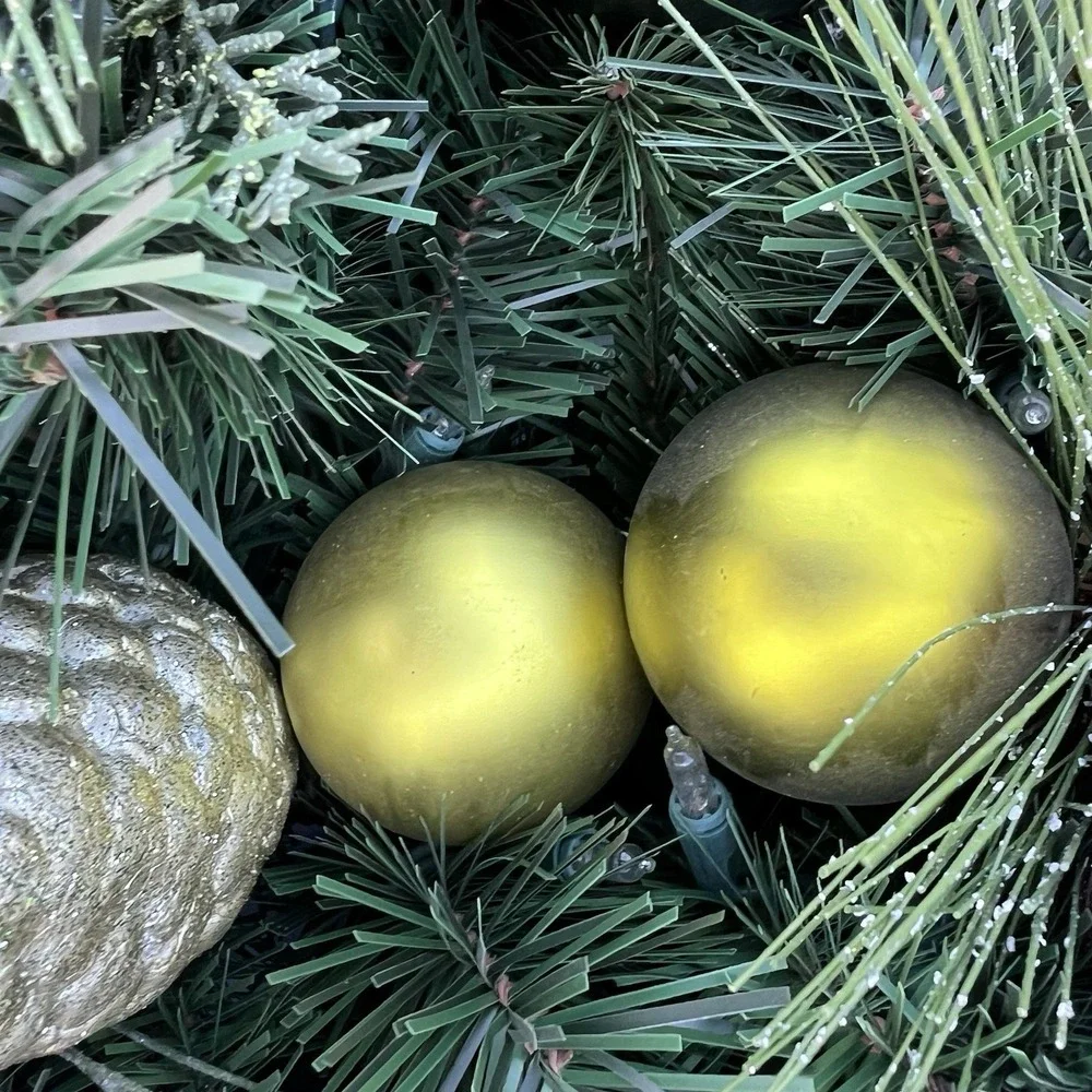 Kirkland 9' Pre-lit LED Greenery Holiday 9 FT Garland - Stunning Piece